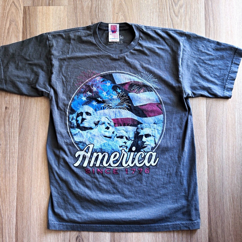 Goodie Two Sleeves America Since 1776 Tee size M Mount Rushmore Faded Vintage
